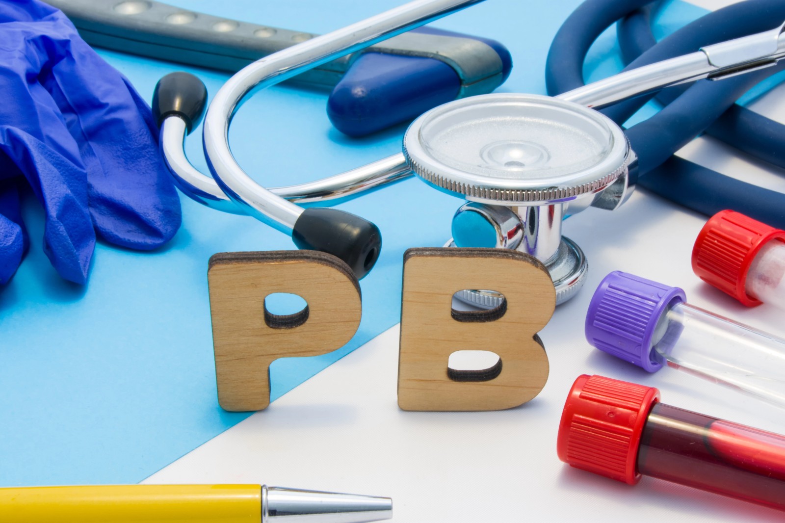 7dfbc14553af400196e67578f01c54d6.jpg 藍色背景下的醫(yī)療工具和字母組合.jpg